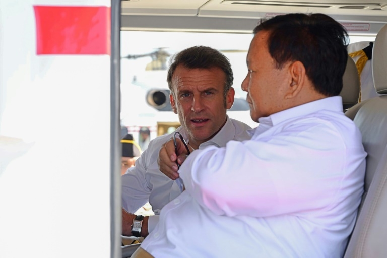 Macron decorates Indonesia leader before Buddhist temple visit