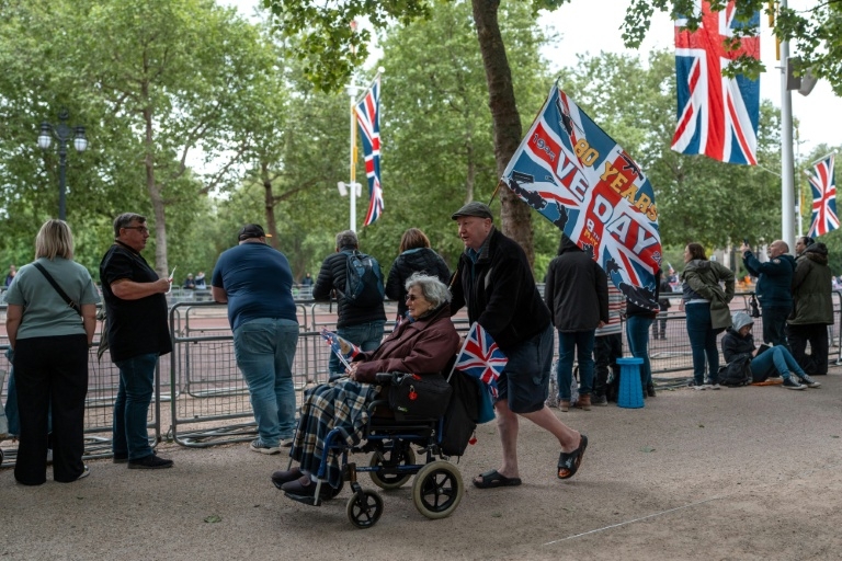 Pride and excitement as UK crowds celebrate 80 years since WWII's end