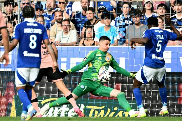 Chelsea keeper Petrovic joins Bournemouth