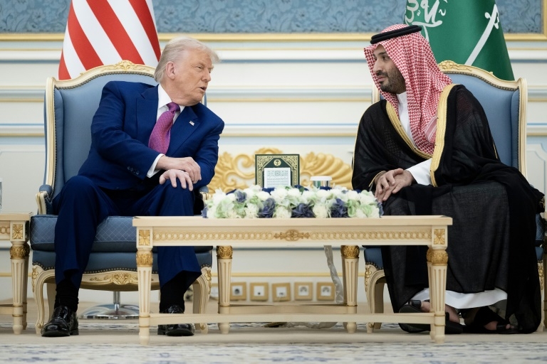 Trump set to meet Syrian leader ahead of Qatar visit