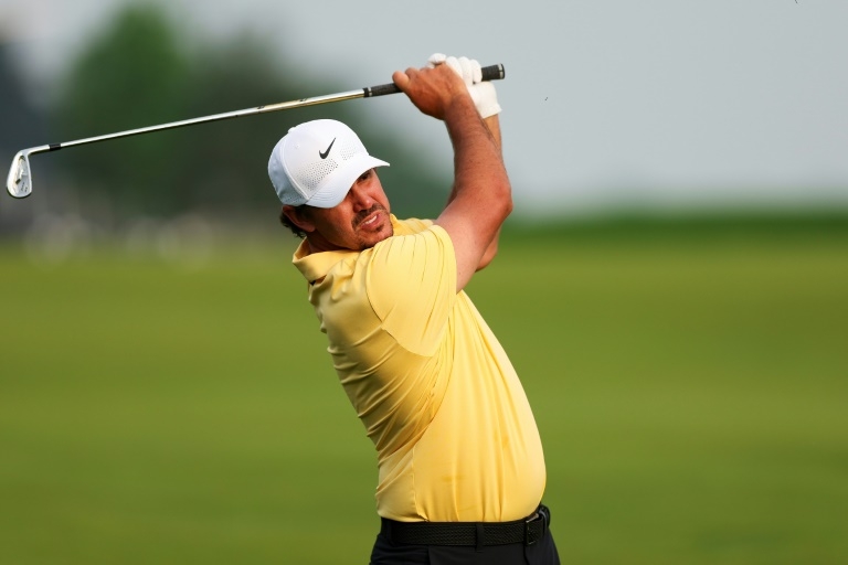 Scheffler opens with birdie as US Open leader Spaun starts late