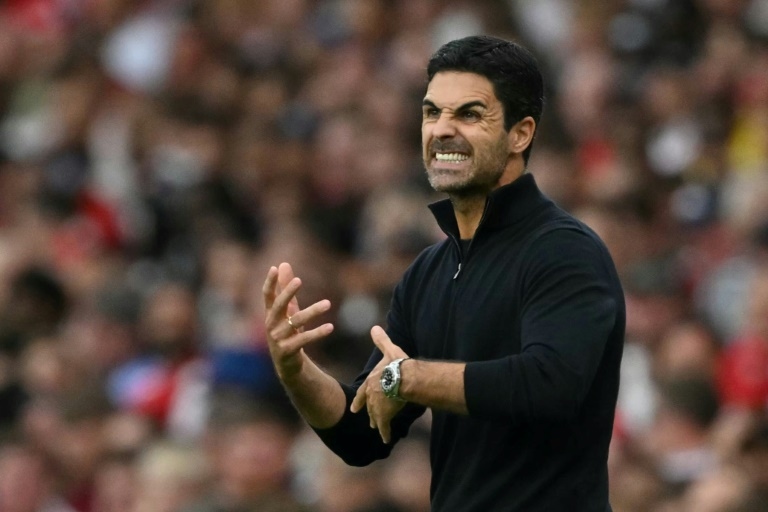 Arsenal 'digging for gold' as title bid starts at new-look Man Utd