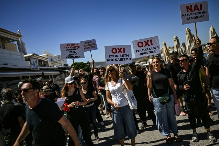 Restaurants strike on popular Greek tourist island over beach clampdown