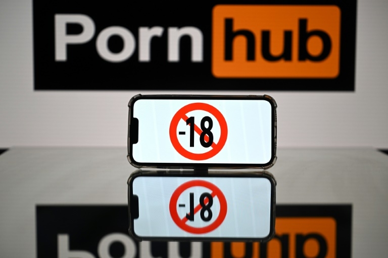 Big-name porn sites black out in France over age checks