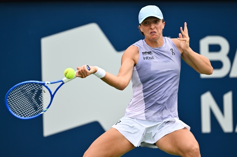 Swiatek cruises, Osaka battles through in Montreal