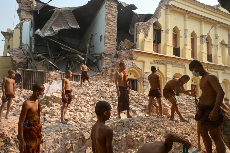 Myanmar quake toll passes 2,700, nation halts to honour victims