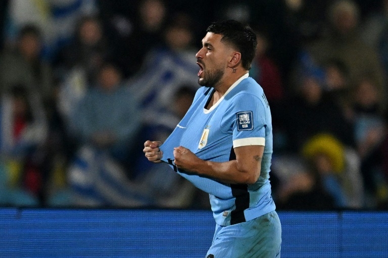 Uruguay on brink of World Cup berth, Chile out