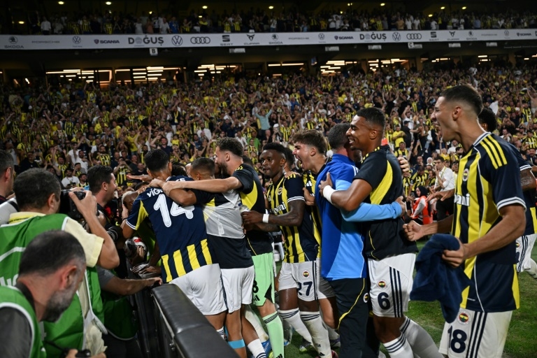Five-goal Fenerbahce rally past Feyenoord, Rangers to meet Club Brugge
