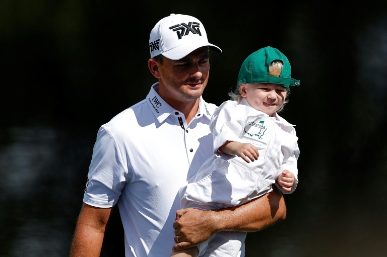 Cricketer De Villiers gets a Masters hit with pal Bezuidenhout