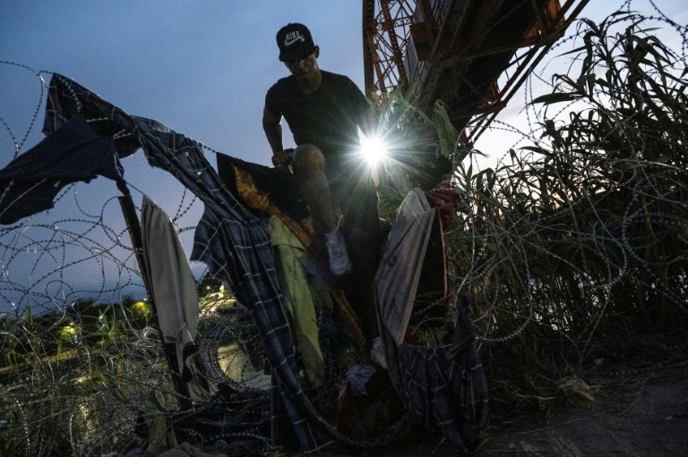 US revokes legal status for 500,000 immigrants