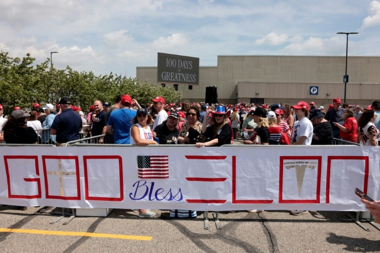 'Beautiful job': Trump faithful applaud president at 100-day mark