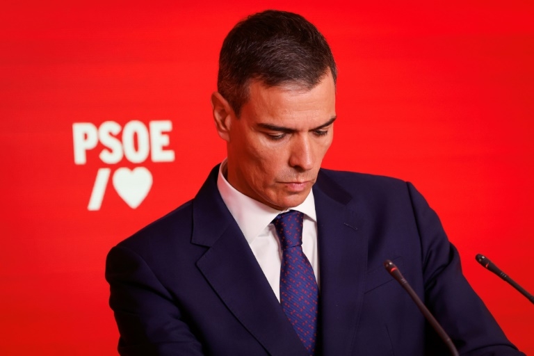 Spanish PM vows to fight on as corruption scandal grows