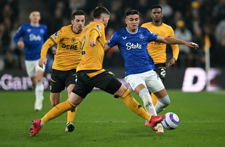 Everton seal permanent deal for Alcaraz