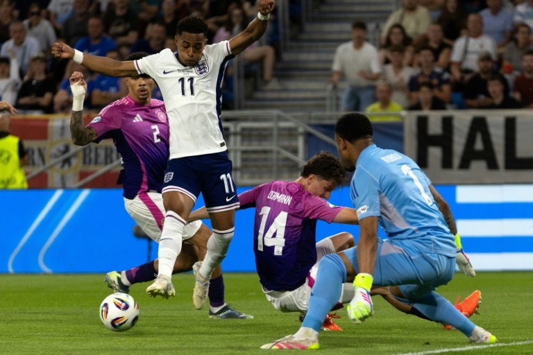 Forest seal swoop for Ipswich's Hutchinson