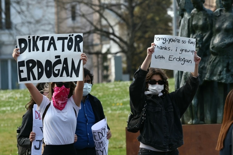 Turkey escalates media crackdown over protest coverage