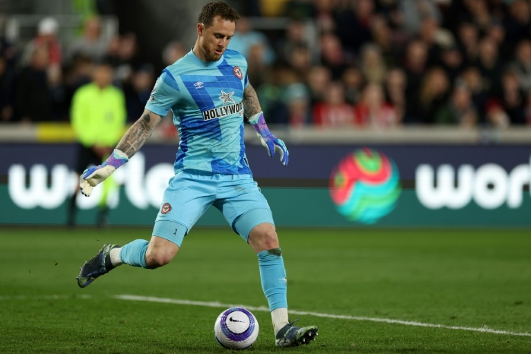 Leverkusen sign Brentford goalie Flekken