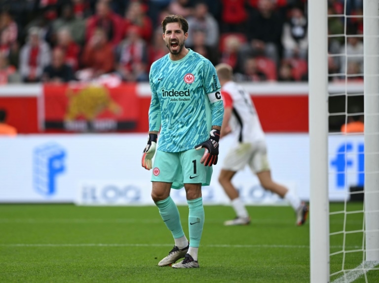 Paris FC sign Germany goalkeeper Trapp