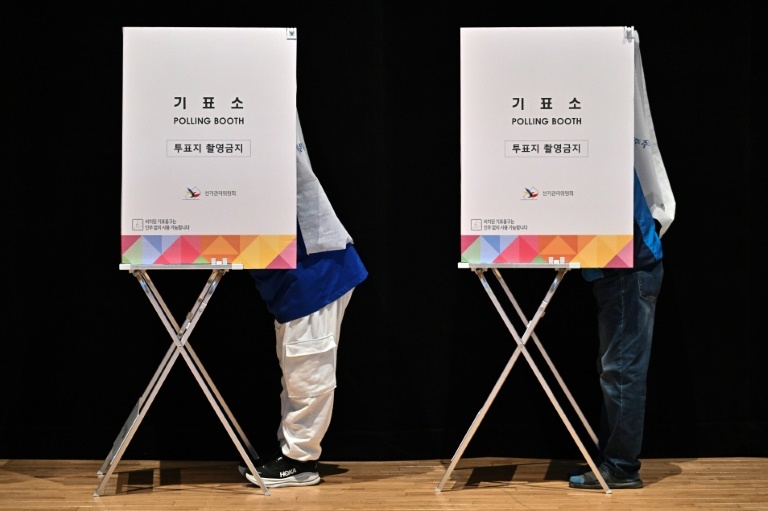 South Koreans begin early voting in presidential poll