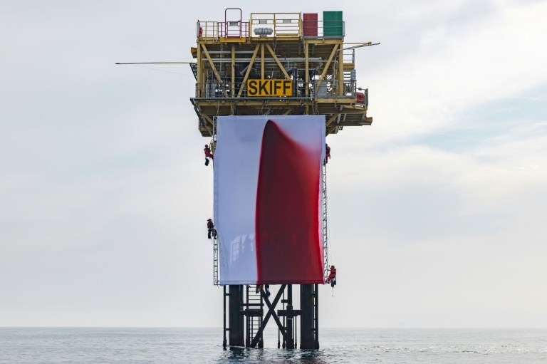 Greenpeace stages Anish Kapoor art protest on UK gas platform