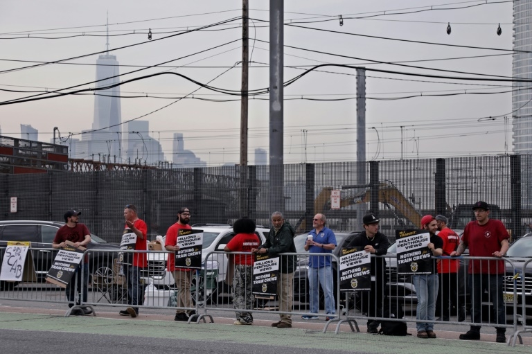 Train strike ends after snarling New York travel