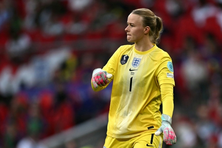England 'keeper Hampton keen to step out from Earps' shadow