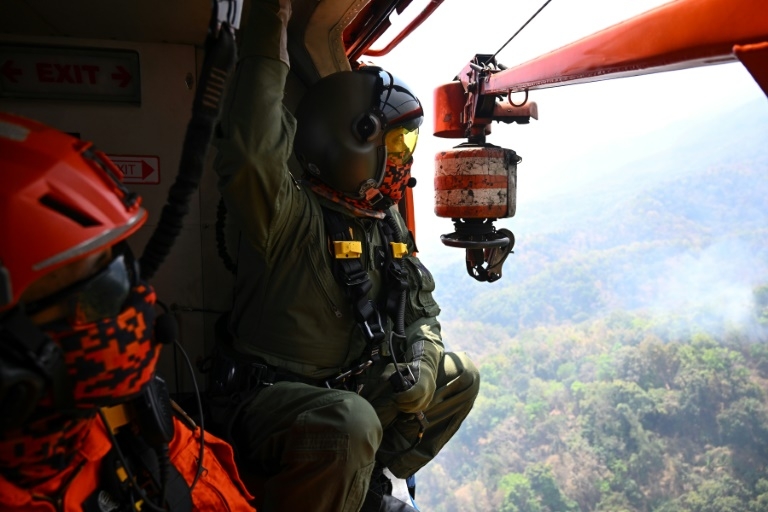 Fire fighting helicopter tackles Thailand blazes