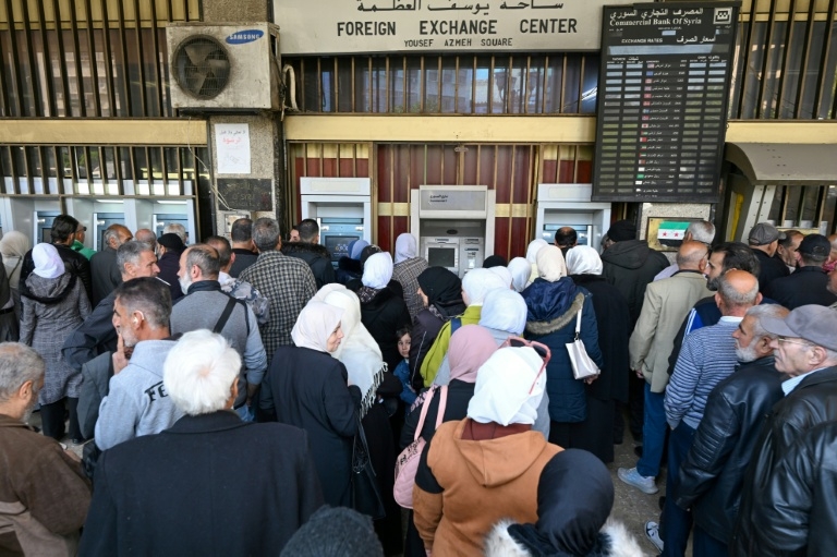 Cash crunch leaves Syrians queueing for hours to collect salaries