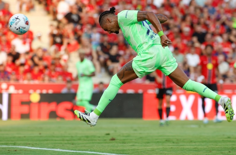 Barcelona open Liga title defence strolling past nine-man Mallorca