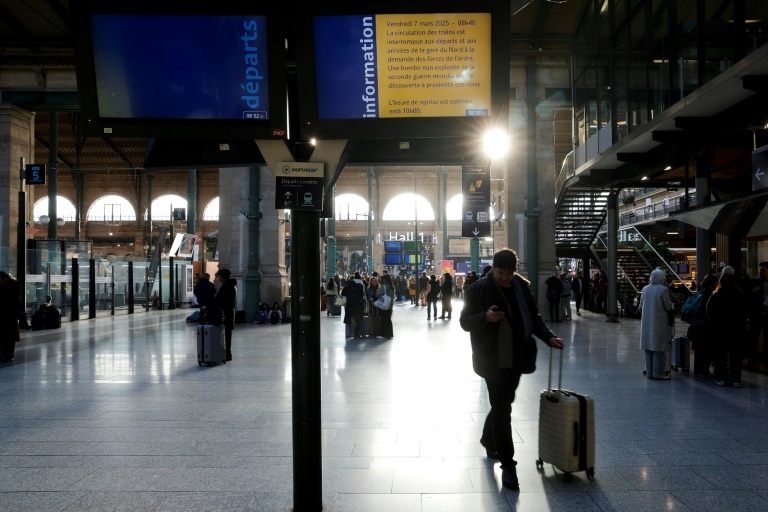 Thousands stranded as WWII bomb paralyses Paris train station
