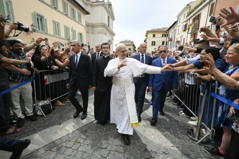 Thousands attend Pope Leo's first Angelus prayer