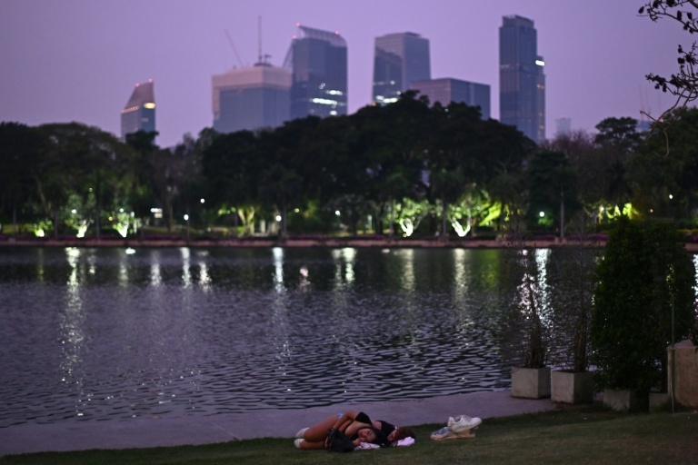 Deadly earthquake forces Thai patients into sports hall