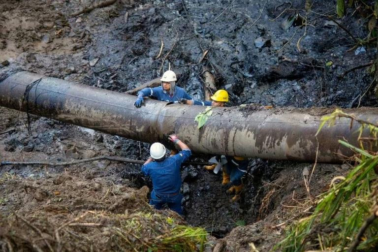 Ecuador pipeline burst stops flow of crude