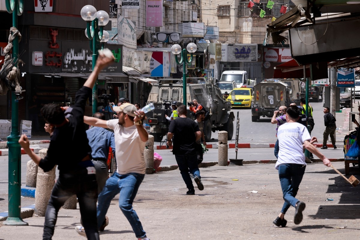 Israeli forces raid foreign exchange shops in occupied West Bank; one dead