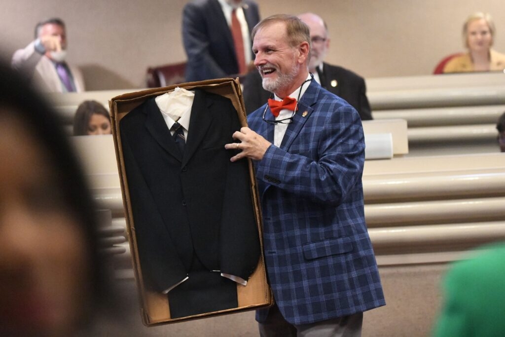 Shroud Award given to bill updating vehicle safety guidelines for children