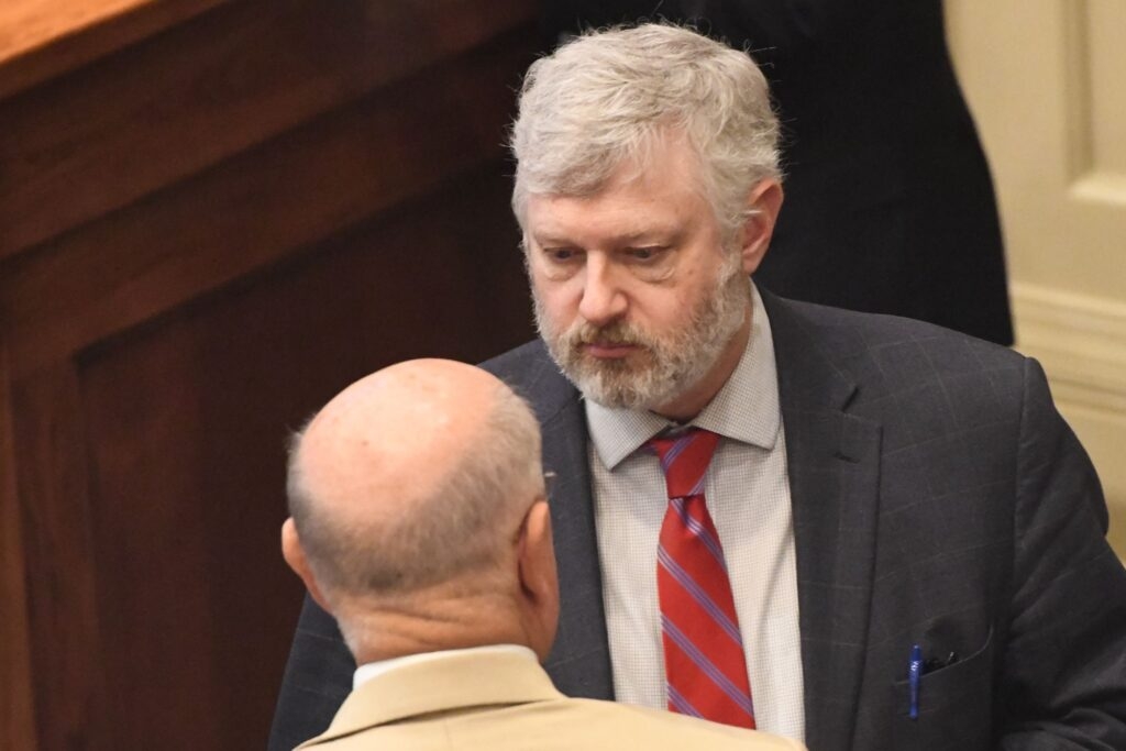 Alabama House committee approves bill allowing reviews of some long prison sentences