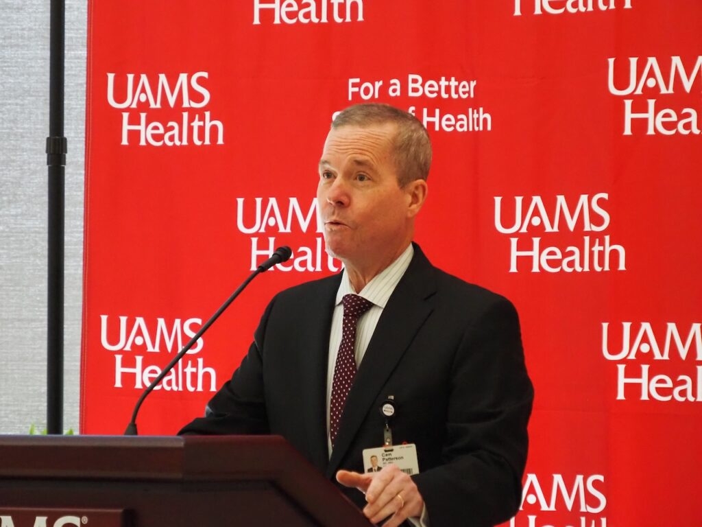 UAMS chancellor stepping down after 7 years, returning to faculty