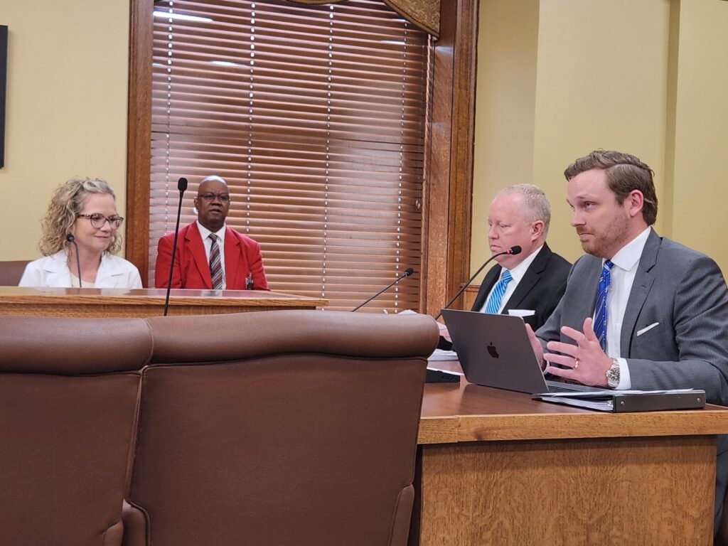 Proposed ban on drug middlemen owning retail pharmacies passes Arkansas House committee