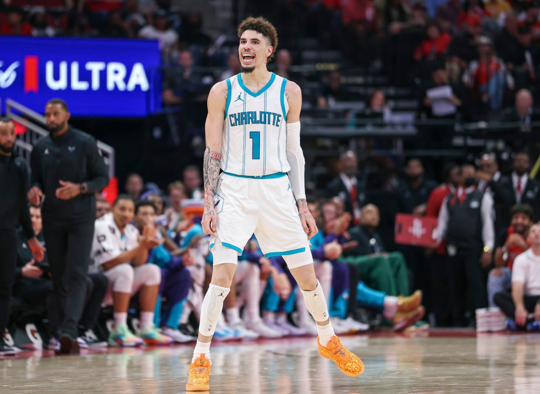 Lonzo Ball fires up social media with LaMelo trade projection