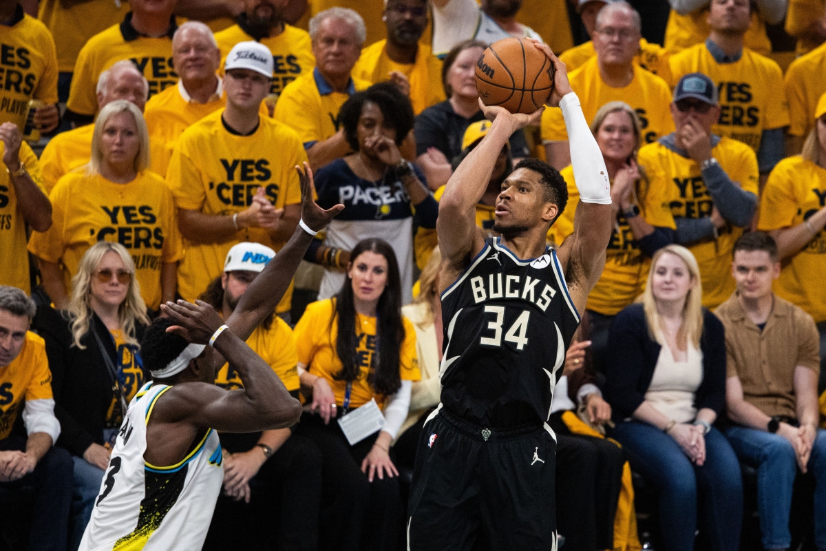 Bucks Dealt Concerning News on Giannis Antetokounmpo