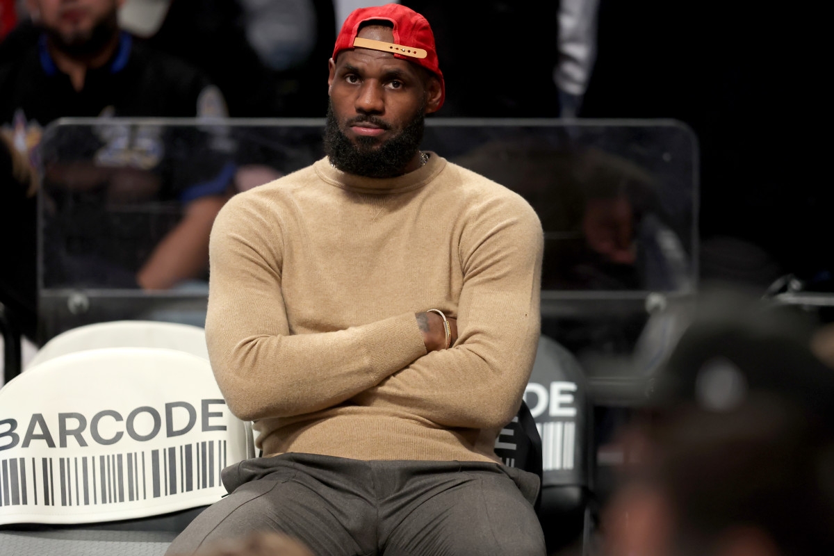 Fans Unanimously Roast LeBron James After Viral Clip Surfaces
