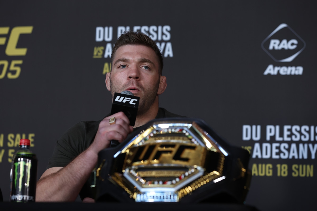 Du Plessis Sends a Clear Message About Moving Up to Light Heavyweight Division