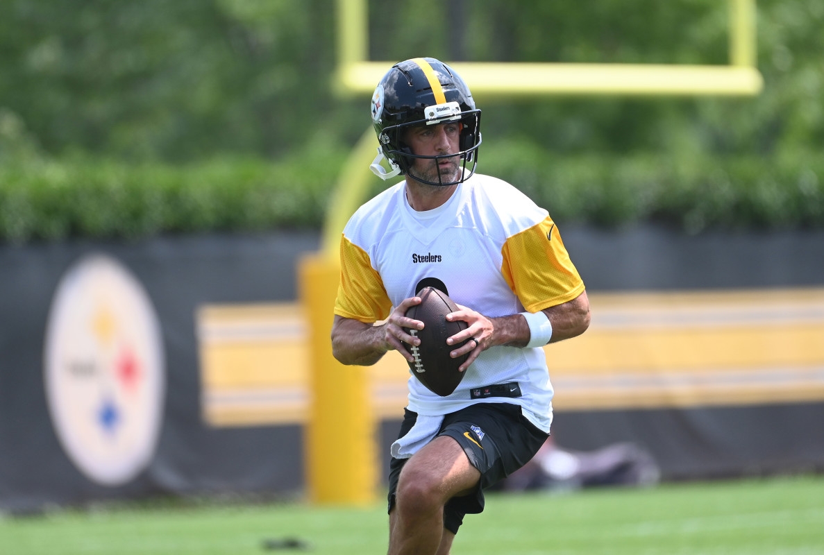 Rodgers Welcomes Steelers to California