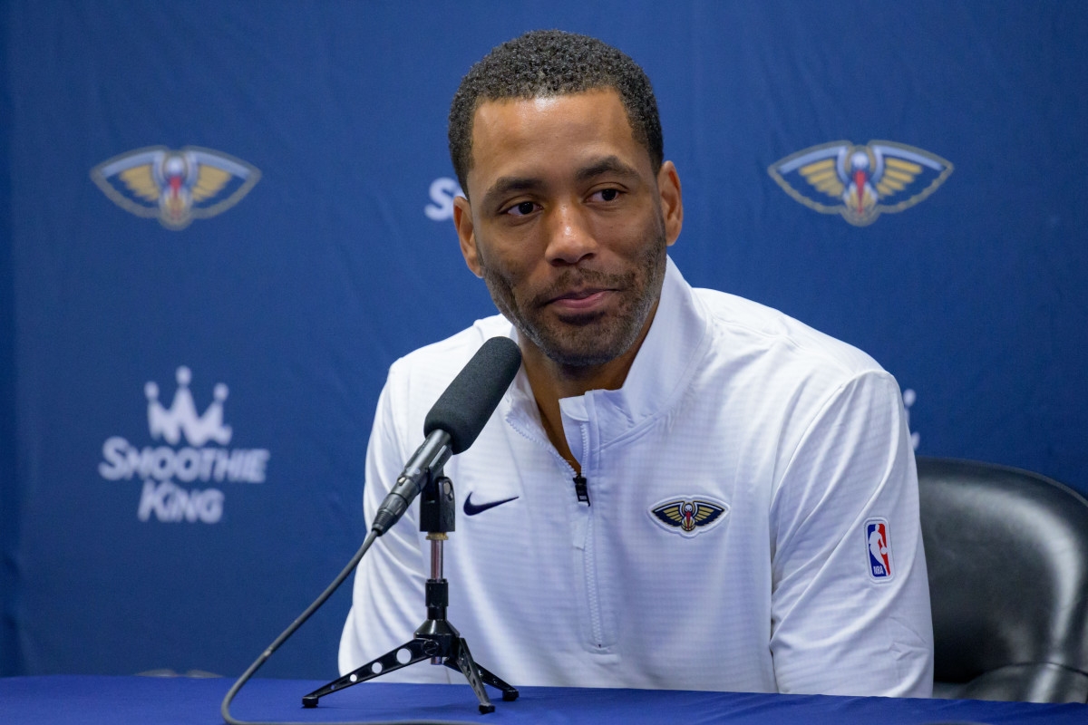 Pelicans Send Message to Departing Executive