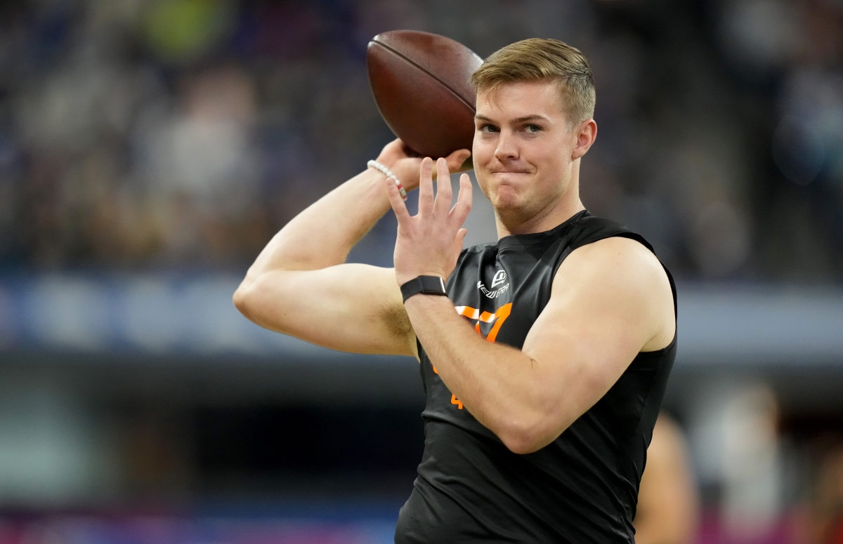 Steelers Rookie QB Describes 'Good Vibe' with Aaron Rodgers