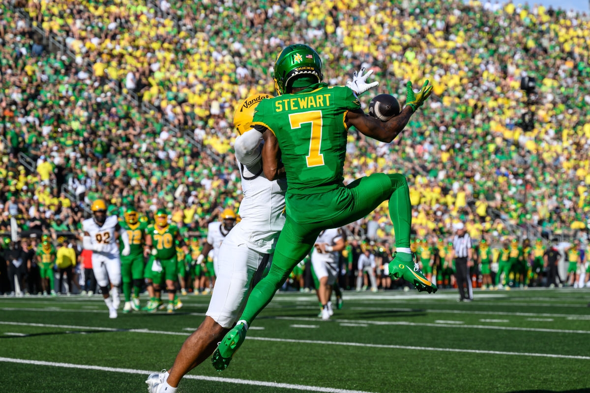Oregon's Evan Stewart Has 4-Word Message After Season-Ending Injury