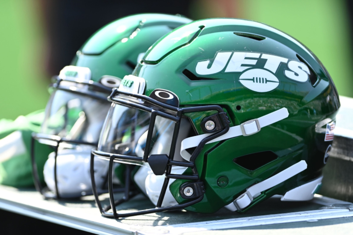 Police arrested former New York Jets linebacker and current FOX NFL broadcaster Jonathan Vilma this week in Miami, Florida, for driving with a suspended license.