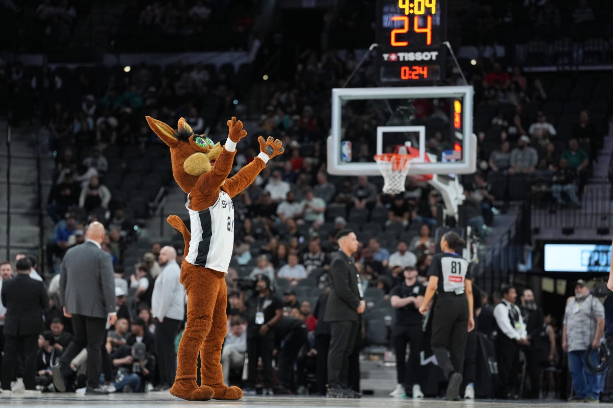 Spurs to get new jerseys next season