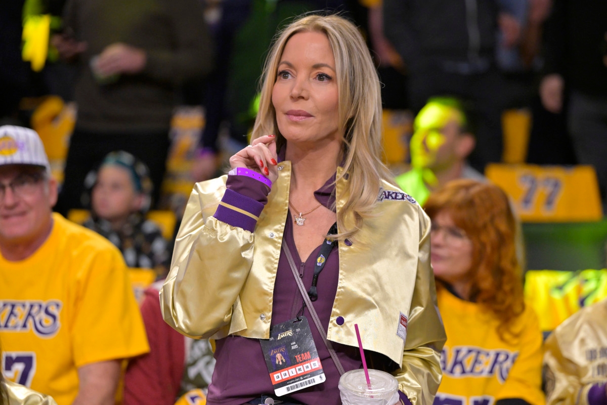 Buss Family Selling Lakers Ownership Stake: Report