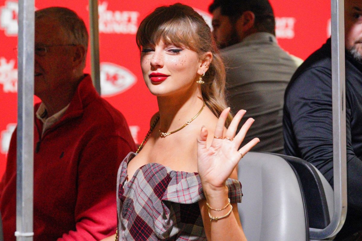 Taylor Swift's Lavish $55K Outfit on Girls' Night With Selena Gomez