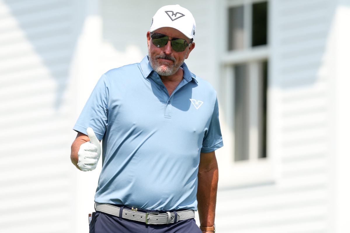 Phil Mickelson Earns Praise For What He Did After Missing Cut at U.S. Open